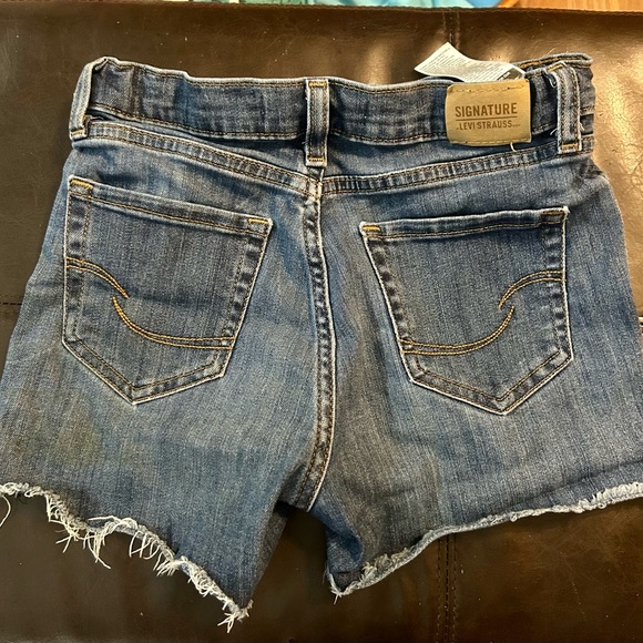 Girls Levi size 10 cut off shorts - Picture 2 of 4